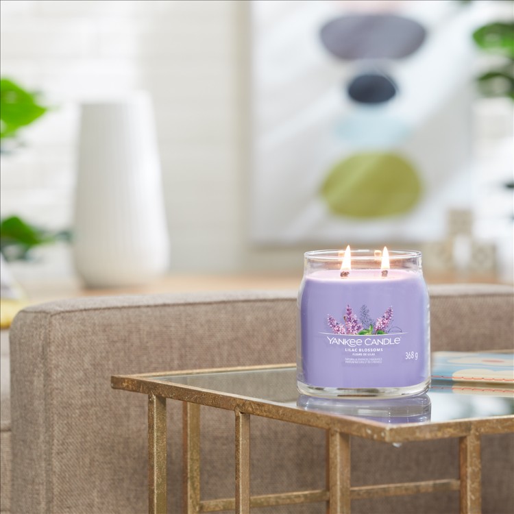 Bild von Lilac Blossoms Signature Medium Jar